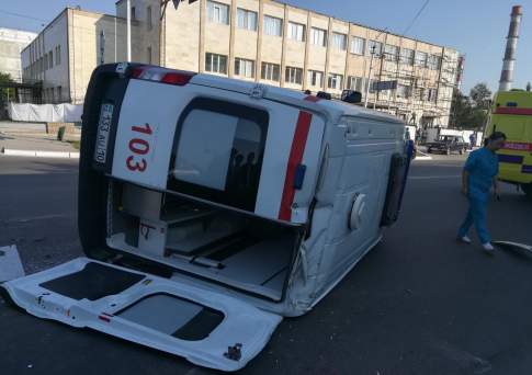 В какой ещё цвет покрасить “скорую”?